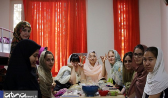 کارگاه صنایع دستی برای فارسی‌آموزان خارجی مرکز آزفا