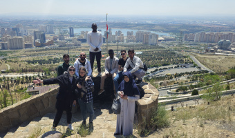 کوهنوردی فارسی‌آموزان مرکز آزفای دانشگاه علامۀ طباطبایی در ارتفاعات آبشار تهران