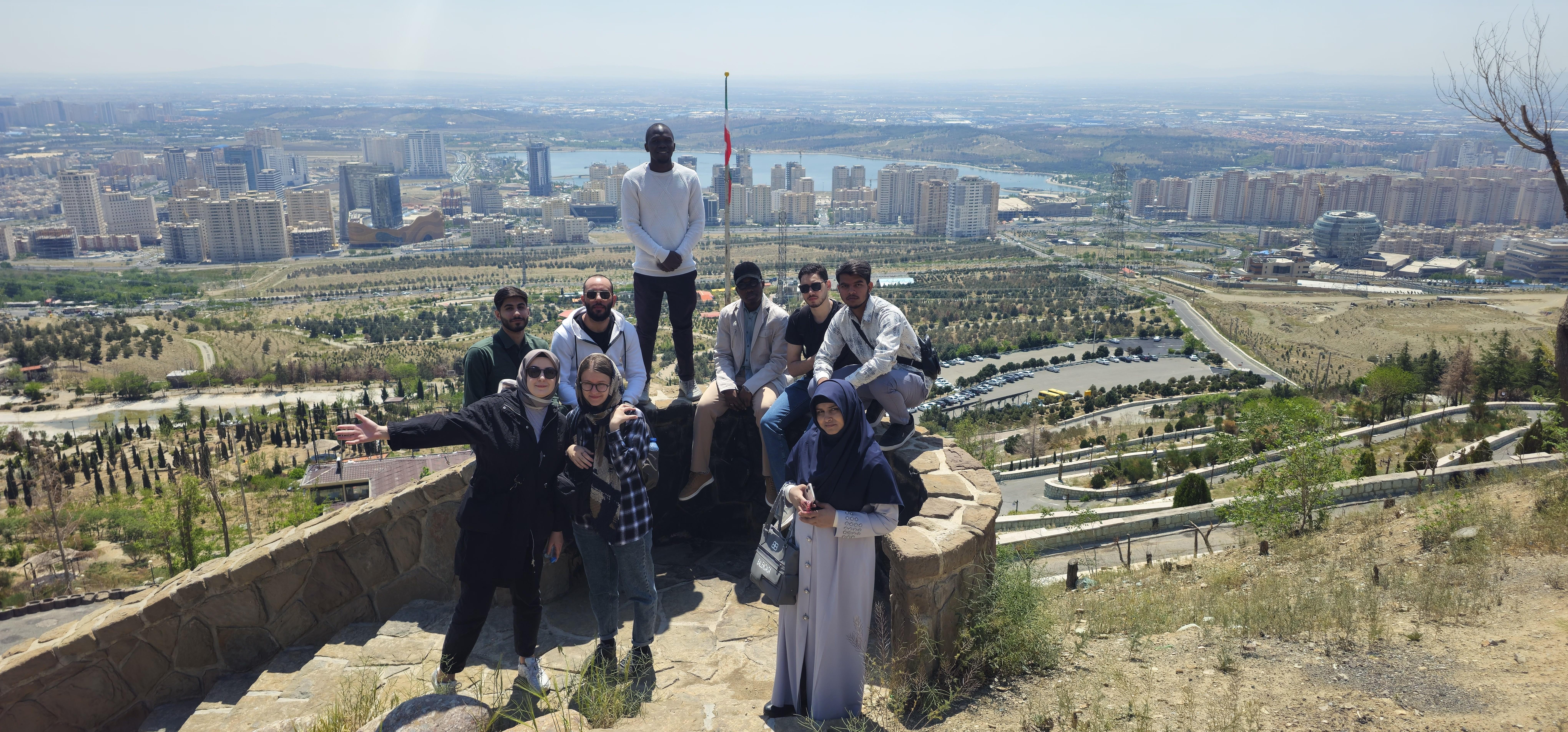 کوهنوردی فارسی‌آموزان مرکز آزفای دانشگاه علامۀ طباطبایی در ارتفاعات آبشار تهران