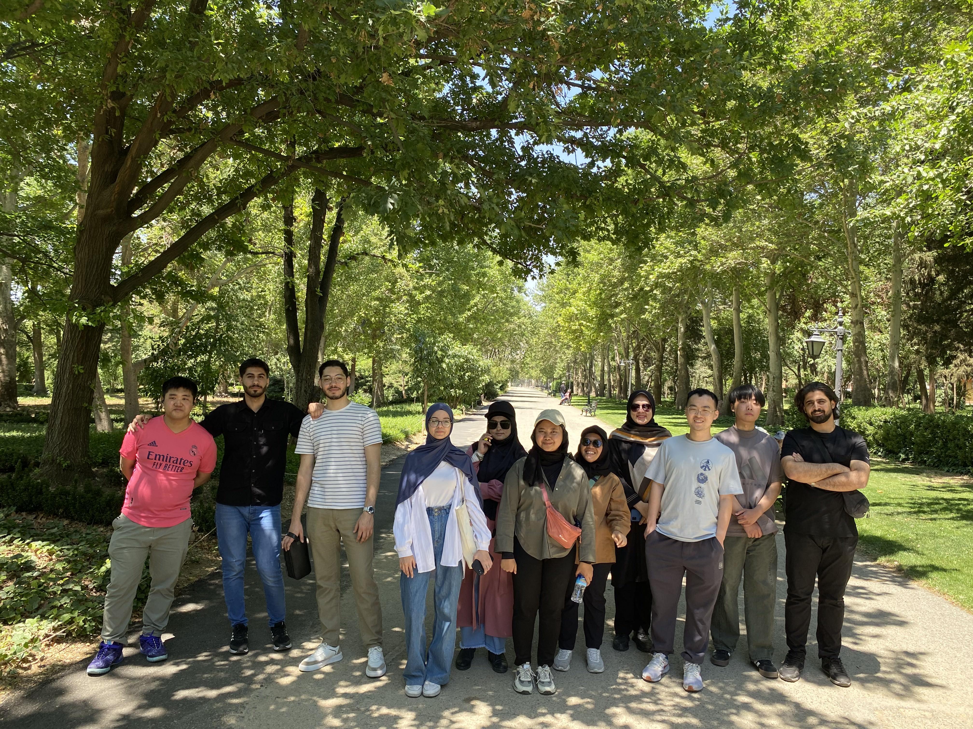 بازدید فارسی‌آموزان مرکز آزفای دانشگاه علامۀ طباطبایی از باغ گیاه‌شناسی